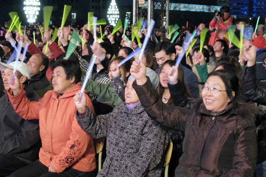 The 15th Pinggu International Peach Blossom Music Festival kicks off in Pinggu District, Beijing, on April 18. The festival, which will last until May 8, offers a grand visual feast on peach flowers stretching across 220,000 mu (14,666 hectares). A series of musical activities will be held during this festival, and some 100 rock and roll bands from home and abroad will gather there to stage outdoor entertainment for music fans every afternoon and evening to celebrate the Beijing Midi Music Festival, which will last from April 29 to May 1. To attract more tourists, Yaji Mountain Daoism Cultural Festival, the 3rd Pinggu Stone Appreciation Festival, a gourmet festival, a photographic competition, a large-scale blind date event and some charity activities will be in full swing in April and May. (China.org.cn/Li Zhijian)