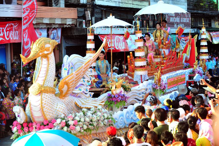 People take part in a parade in Phra Pradaeng, Thailand, April 21, 2013. The Phra Pradaeng Songkran Festival falls on April 19-21 this year. (Xinhua/Rachen Sageamsak)