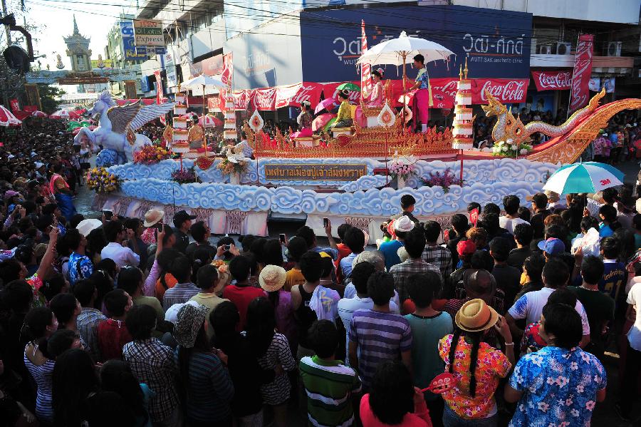 People take part in a parade in Phra Pradaeng, Thailand, April 21, 2013. The Phra Pradaeng Songkran Festival falls on April 19-21 this year. (Xinhua/Rachen Sageamsak)