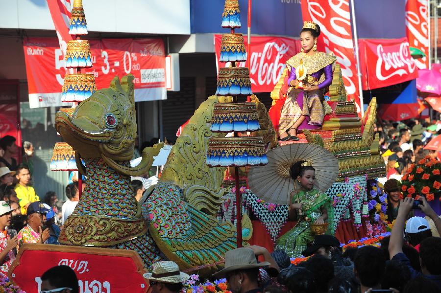 People take part in a parade in Phra Pradaeng, Thailand, April 21, 2013. The Phra Pradaeng Songkran Festival falls on April 19-21 this year. (Xinhua/Rachen Sageamsak)