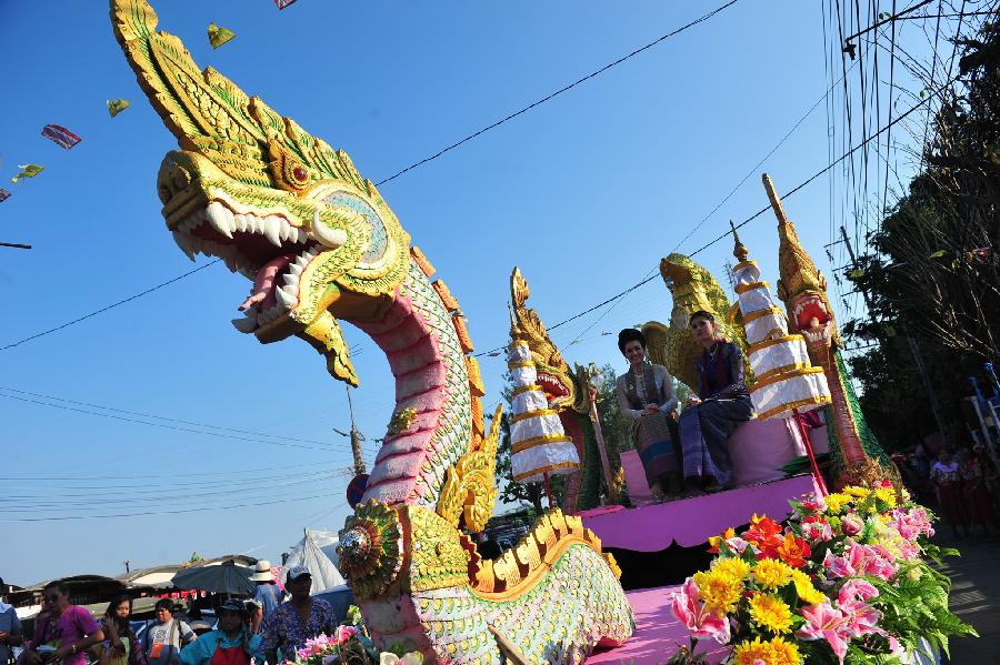 People take part in a parade in Phra Pradaeng, Thailand, April 21, 2013. The Phra Pradaeng Songkran Festival falls on April 19-21 this year. (Xinhua/Rachen Sageamsak)