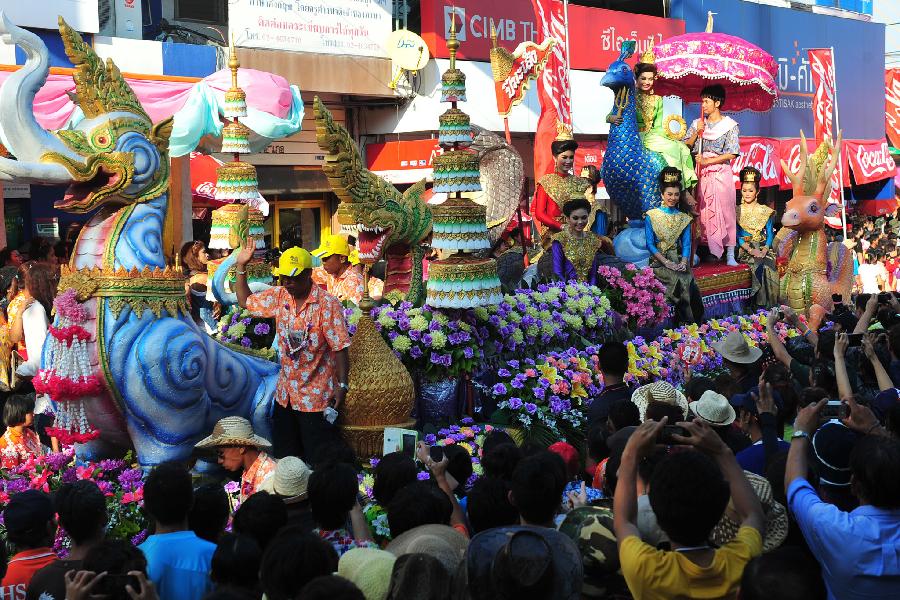 People take part in a parade in Phra Pradaeng, Thailand, April 21, 2013. The Phra Pradaeng Songkran Festival falls on April 19-21 this year. (Xinhua/Rachen Sageamsak)