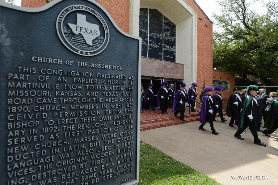 Members of the Knights of Columbus, one of the world's largest Catholic fraternal service organization, participate in a commemoration ceremony for the deceased people during the furtilizer explosion at a church in West, Texas, April 21, 2013. The powerful blast occurred around 7:50 p.m. local time Wednesday at the fertilizer plant in West, a small town some 320 km north of Houston, Texas, killing at least 14 people and injuring about 200 others. Another 60 remained unaccounted for in the blast, according to local officials. (Xinhua/Wang Lei) 