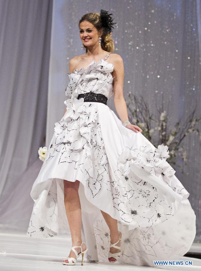 A model presents wedding dress during the fashion show of the 2013 Toronto's Bridal Show at the Canadian National Exhibition in Toronto, Canada, April 21, 2013.(Xinhua/Zou Zheng) 