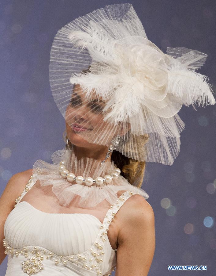 A model presents wedding dress during the fashion show of the 2013 Toronto's Bridal Show at the Canadian National Exhibition in Toronto, Canada, April 21, 2013.(Xinhua/Zou Zheng) 