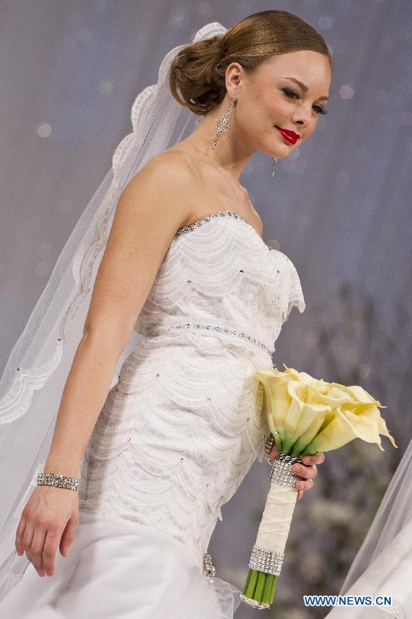 A model presents wedding dress during the fashion show of the 2013 Toronto's Bridal Show at the Canadian National Exhibition in Toronto, Canada, April 21, 2013.(Xinhua/Zou Zheng) 