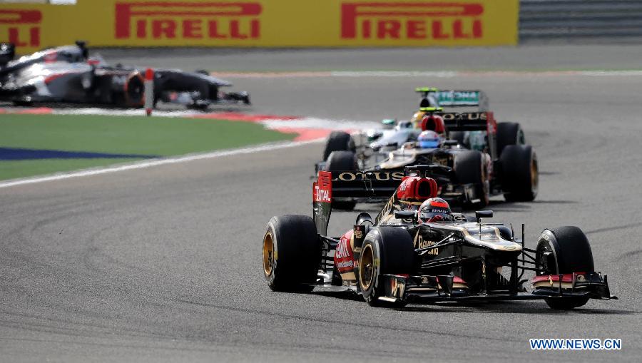 Lotus driver Kimi Raikkonen (Front) drives during the Bahrain F1 Grand Prix at the Bahrain International Circuit in Manama, Bahrain, on April 21, 2013. (Xinhua/Chen Shaojin)