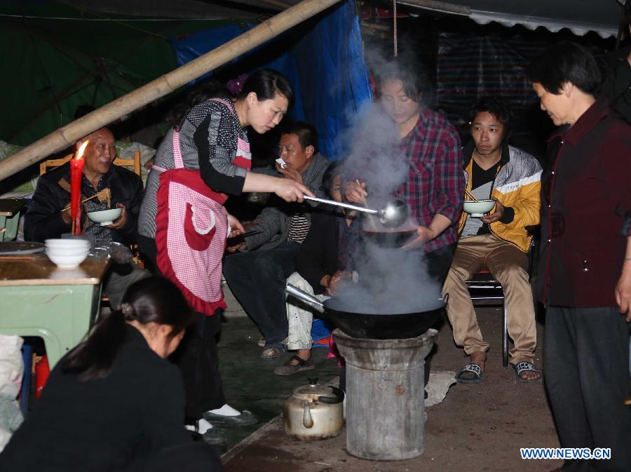 Quake victims prepare supper on the second night after the deadly earthquake in Lushan County in Ya'an City, southwest China's Sichuan Province, April 21, 2013. A 7.0-magnitude earthquake jolted Lushan County of Ya'an City on April 20 morning. (Xinhua/Wang Jianmin) 