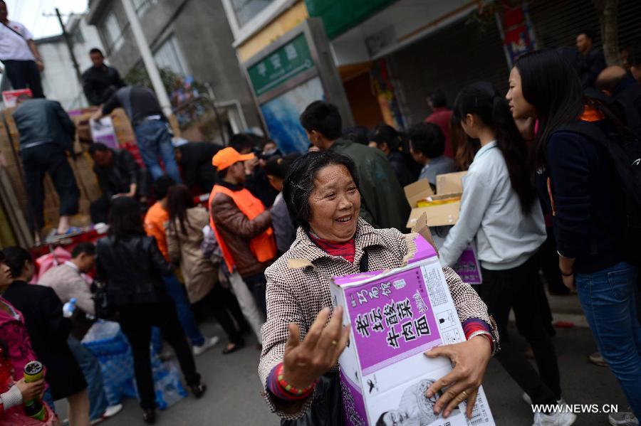 Earthquake victims receive relief materials in Lushan County, southwest China's Sichuan Province, April 22, 2013. A 7.0-magnitude earthquake jolted Lushan County of Ya'an City on Saturday morning. (Xinhua/Jiang Hongjing)