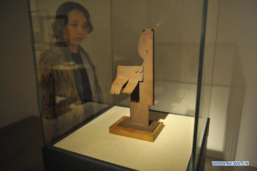 A visitor looks at an artwork from Spanish artist Picasso in an exhibition of "From Picasso to Barcelo - Spanish Sculpture of the 20th Century" in Beijing, capital of China, April 22, 2013. A total of 79 pieces of artworks of famous Spanish artists were presented in the exhibition which celebrated the 40th anniversary of the establishment of diplomatic ties between China and Spain. (Xinhua/Lu Peng)