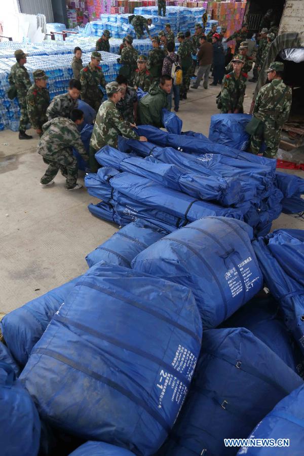 Rescuers convey disaster relief supplies in quake-hit Lingguan Township of Baoxing County, Ya'an City, southwest China's Sichuan Province, April 22, 2013. A 7.0-magnitude earthquake jolted Lushan County of Ya'an City on Saturday morning. (Xinhua/Wang Jianmin)