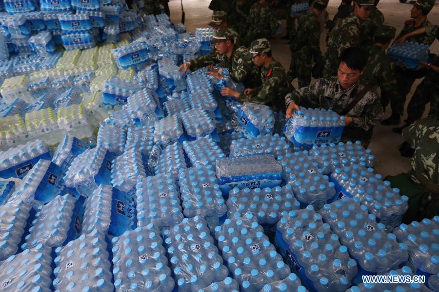 Rescuers convey disaster relief supplies in quake-hit Lingguan Township of Baoxing County, Ya'an City, southwest China's Sichuan Province, April 22, 2013. A 7.0-magnitude earthquake jolted Lushan County of Ya'an City on Saturday morning. (Xinhua/Wang Jianmin)