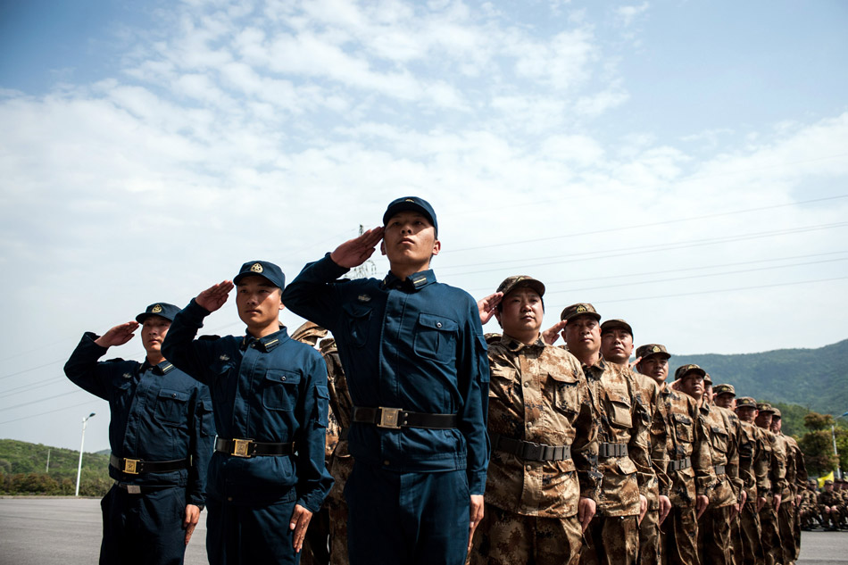 Civil servants participate in the military training in Zhenjiang of Jiangsu on April 16, 2013. To "strengthen the discipline and improve the executive ability", Zhenjiang government organized a military training for nearly 1,000 civil servants under 50. (Xinhua/Li Mang) 