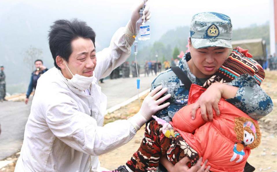 Soldiers in earthquake search and rescue