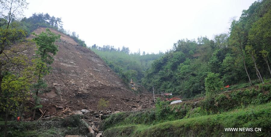 Photo taken on April 23, 2013 shows the accident site of a landslide in Qinggangpo Township of Sinan County, southwest China's Guizhou Province. Nine people died, two were injured and another two were missing following a landslide that occurred at 10:42 p.m on Monday when construction workers were repairing a road damaged by a previous landslide in Sinan County. The rescue operation is underway. (Xinhua/Tao Liang) 