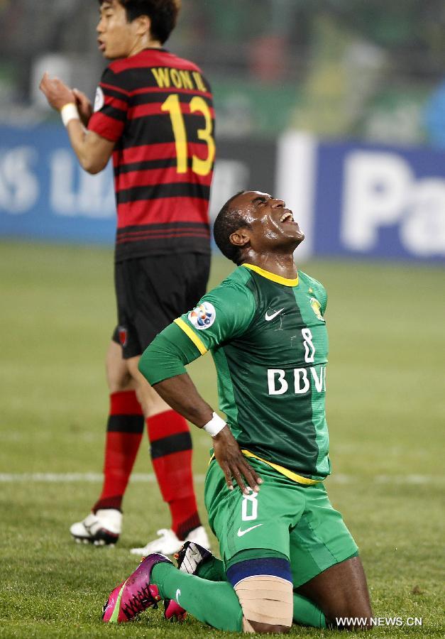 Davis Guerron (R) of China's Beijing Guoan reacts during their AFC Champions League Group G match against South Korea's Pohang Steelers in Beijing, China, April 23, 2013. Beijing Guoan won 2-0. (Xinhua/Guo Yong)