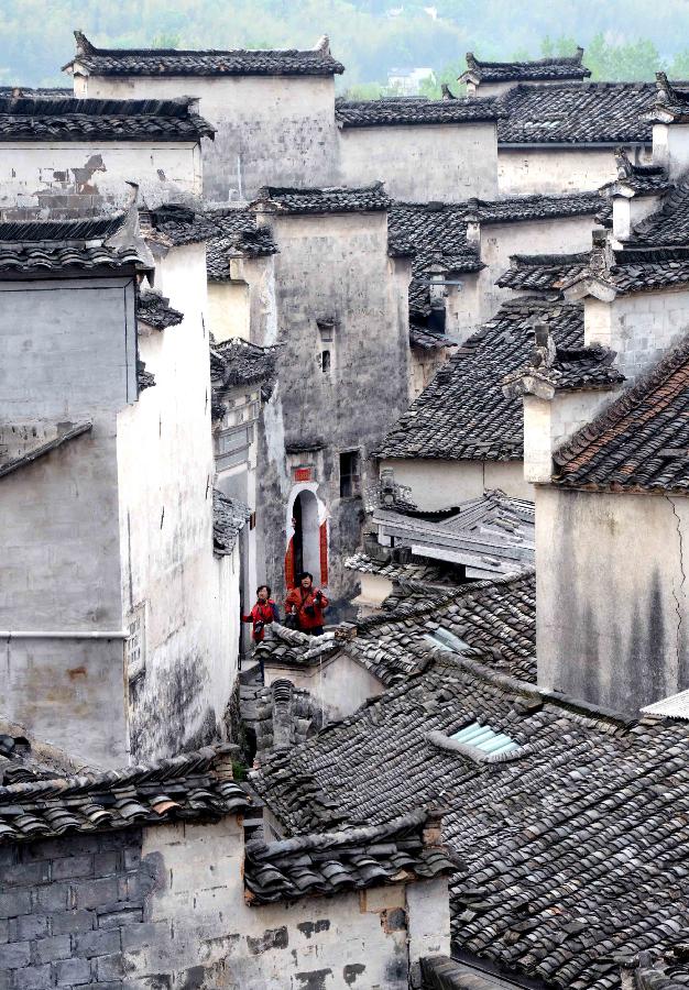 Photo taken on April 22, 2013 shows the ancient residential houses at Hongcun Village in Yixian County, east China's Anhui Province. (Xinhua/Wang Song)