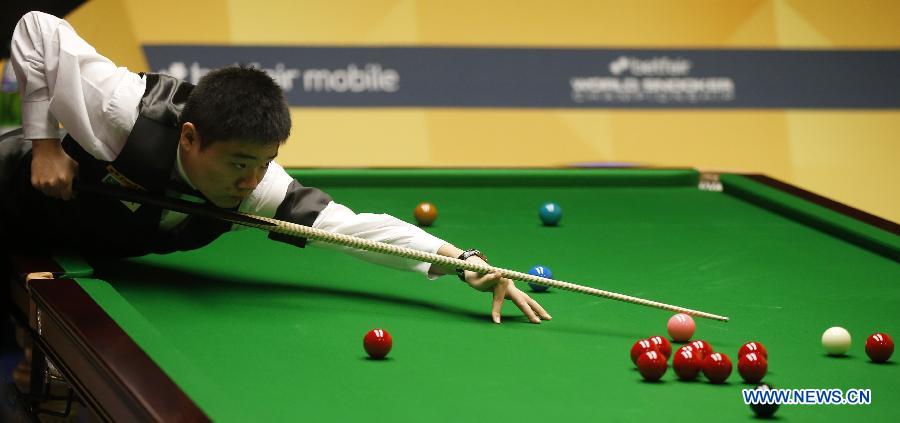 Ding Junhui of China competes against Alan McManus (not shown in picture) of Scotland during the first round of World Snooker Championship at the Crucible Theatre in Sheffield, Britain, on April 23, 2013. (Xinhua/Wang Lili)