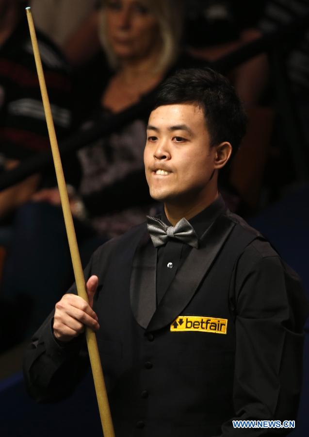 Marco Fu from Hong Kong, China, competes against Matthew Stevens (not shown in picture) of Wales during the first round of World Snooker Championship at the Crucible Theatre in Sheffield, Britain, April 23, 2013. (Xinhua/Wang Lili)