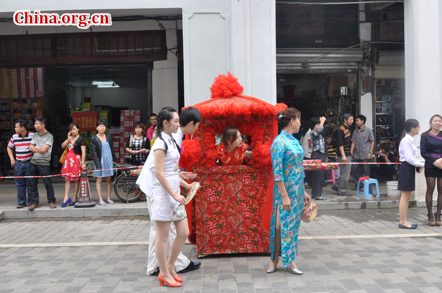 Cheongsam show takes place in Qilou Arcade Streets (China.org.cn/Gong Jie)