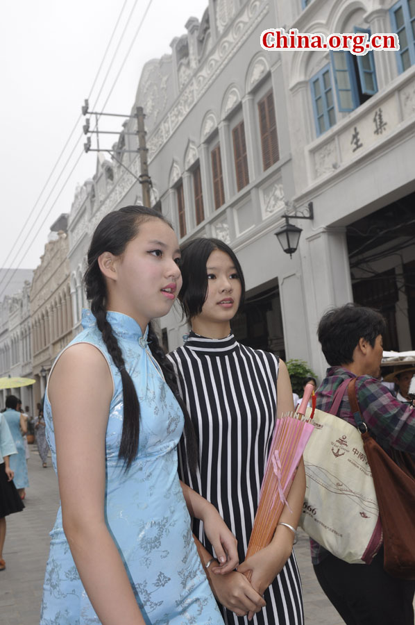 Cheongsam show takes place in Qilou Arcade Streets (China.org.cn/Gong Jie)