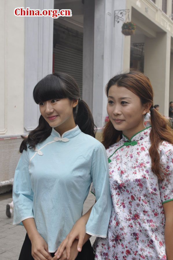 Cheongsam show takes place in Qilou Arcade Streets (China.org.cn/Gong Jie)