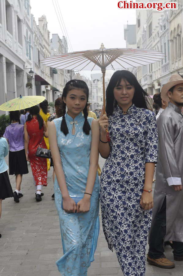 Cheongsam show takes place in Qilou Arcade Streets (China.org.cn/Gong Jie)