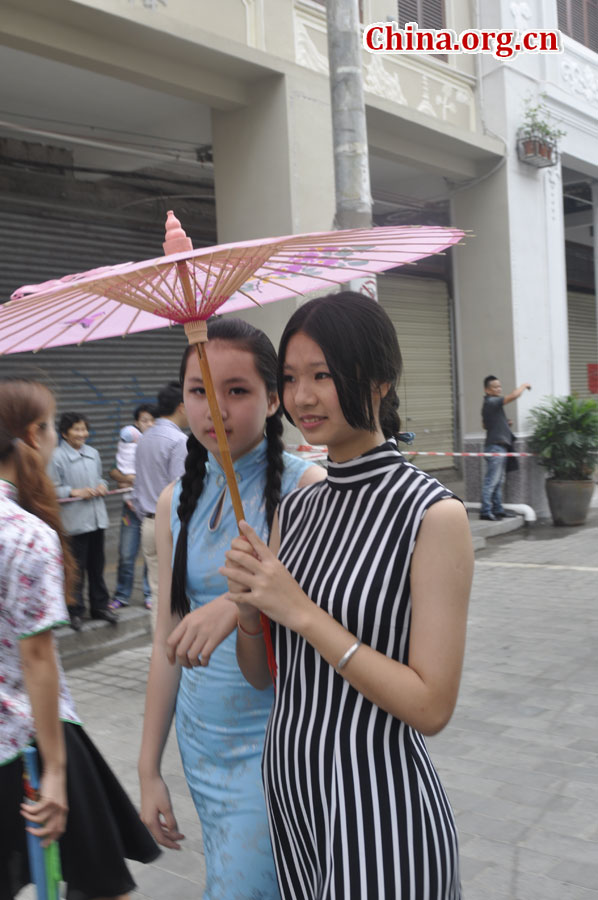 Cheongsam show takes place in Qilou Arcade Streets (China.org.cn/Gong Jie)