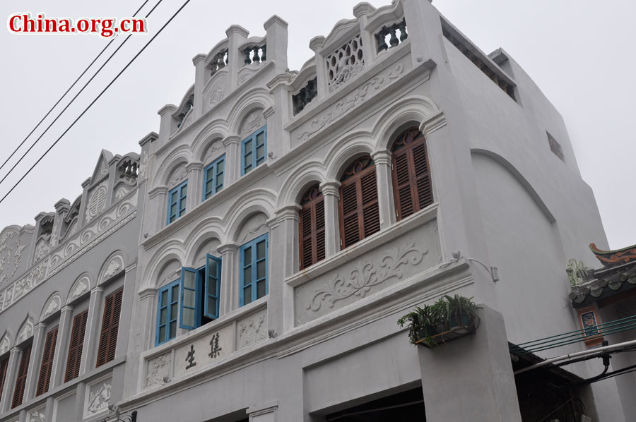 Arcade architecture, with its origins dating back around 2,000 years to ancient Greece, was introduced to Haikou by overseas Chinese merchants from 1820-1840. Standing between two and four stories in height, a Qilou has its ground floor set back halfway into the building so that it can be used as a storefront to take shelter from rain and sunlight. The upper floors serve as the living quarters, and extend over the pavement supported by columns. The exquisite carvings and decorations on the handrails, door frames and window frames are in the Baroque style(China.org.cn/Gong Jie)