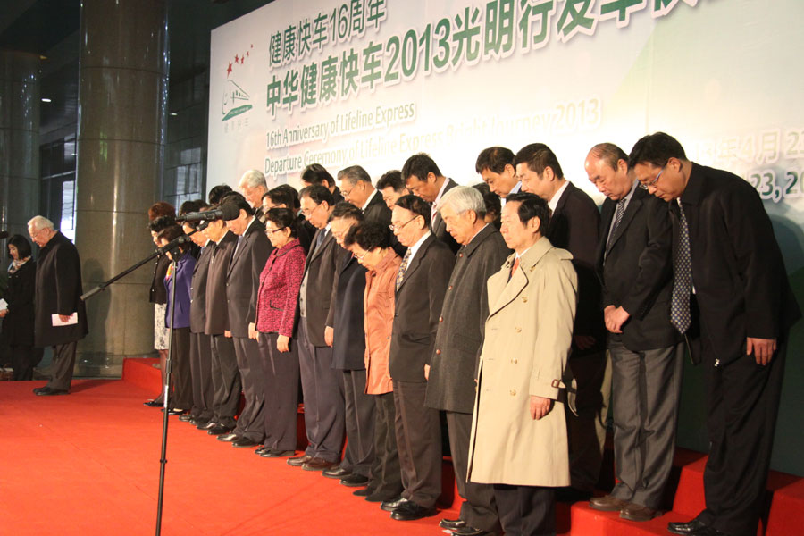 Participants mourn for the people who have been killed after a 7-magnitude earthquake hit Lushuan in southwest China's Sichuan province on Tuesday, April 23, 2013. [Photo: CRIENGLISH.com/Liu Yuanhui]  