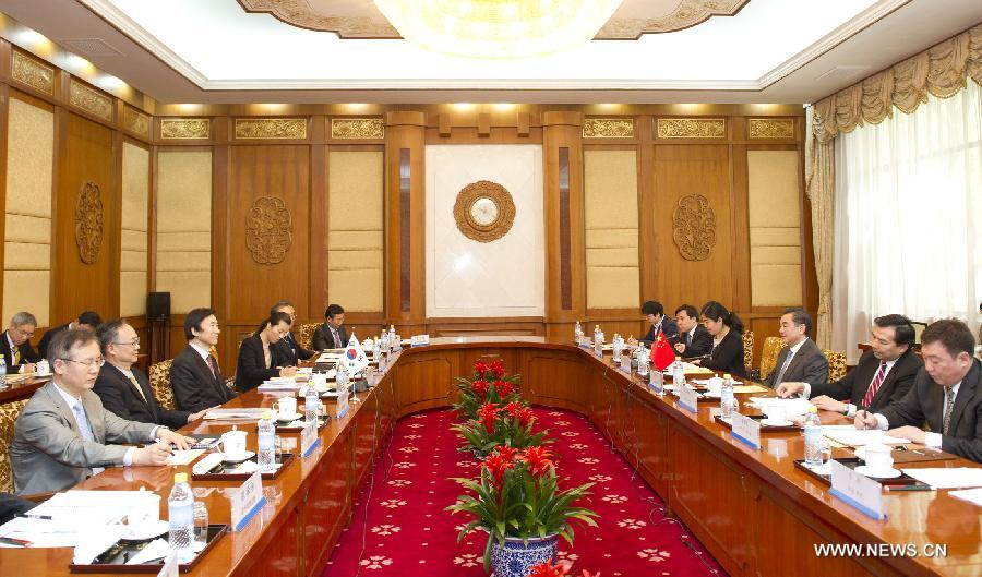 Chinese Foreign Minister Wang Yi (3rd R) holds talks with Yun Byung-se (3rd L, front), foreign minister of the Republic of Korea (ROK), in Beijing, capital of China, April 24, 2013. (Xinhua/Huang Jingwen)