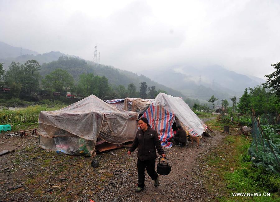 Villagers prepare to make dinner in quake-hit Yuxi Village of Lushan County, southwest China's Sichuan Province, April 23, 2013. A 7.0-magnitude jolted Lushan County on April 20. (Xinhua/Xiao Yijiu)