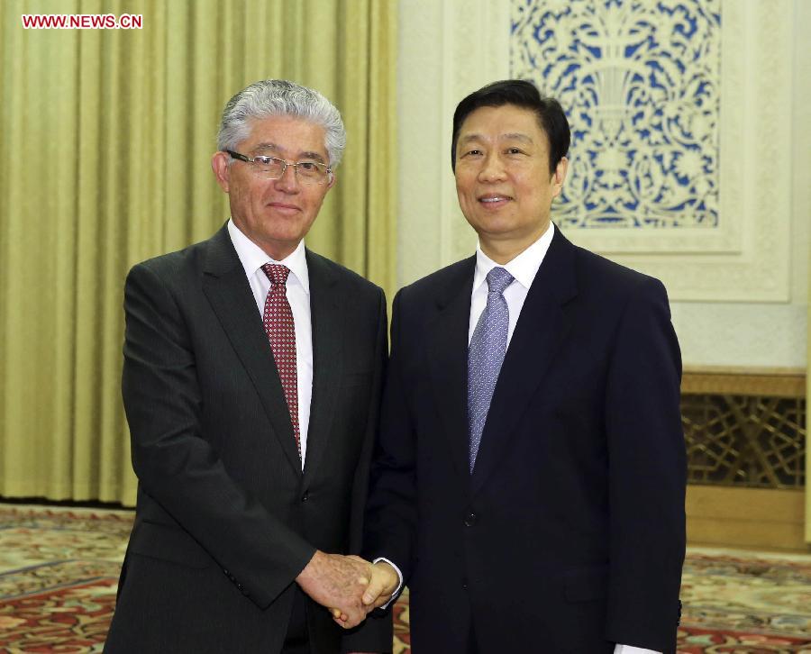 Chinese Vice President Li Yuanchao (R) meets with First Vice-President of Costa Rica Alfio Piva in Beijing, capital of China, April 24, 2013. (Xinhua/Ding Lin)