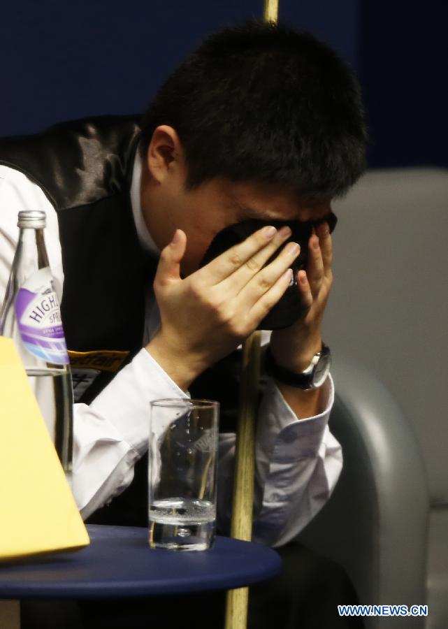 Ding Junhui of China reacts during his first round of World Snooker Championship against Alan McManus of Scotland at the Crucible Theatre in Sheffield, Britain, April 24, 2013. Ding won 10-5. (Xinhua/Wang Lili)