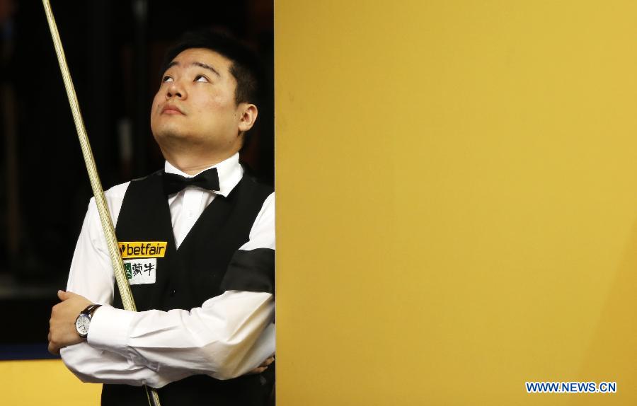 Ding Junhui of China reacts during his first round of World Snooker Championship against Alan McManus of Scotland at the Crucible Theatre in Sheffield, Britain, April 24, 2013. Ding won 10-5. (Xinhua/Wang Lili)