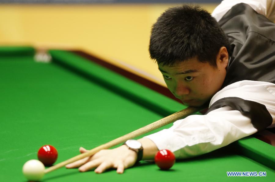 Ding Junhui of China reacts during his first round of World Snooker Championship against Alan McManus of Scotland at the Crucible Theatre in Sheffield, Britain, April 24, 2013. Ding won 10-5. (Xinhua/Wang Lili)