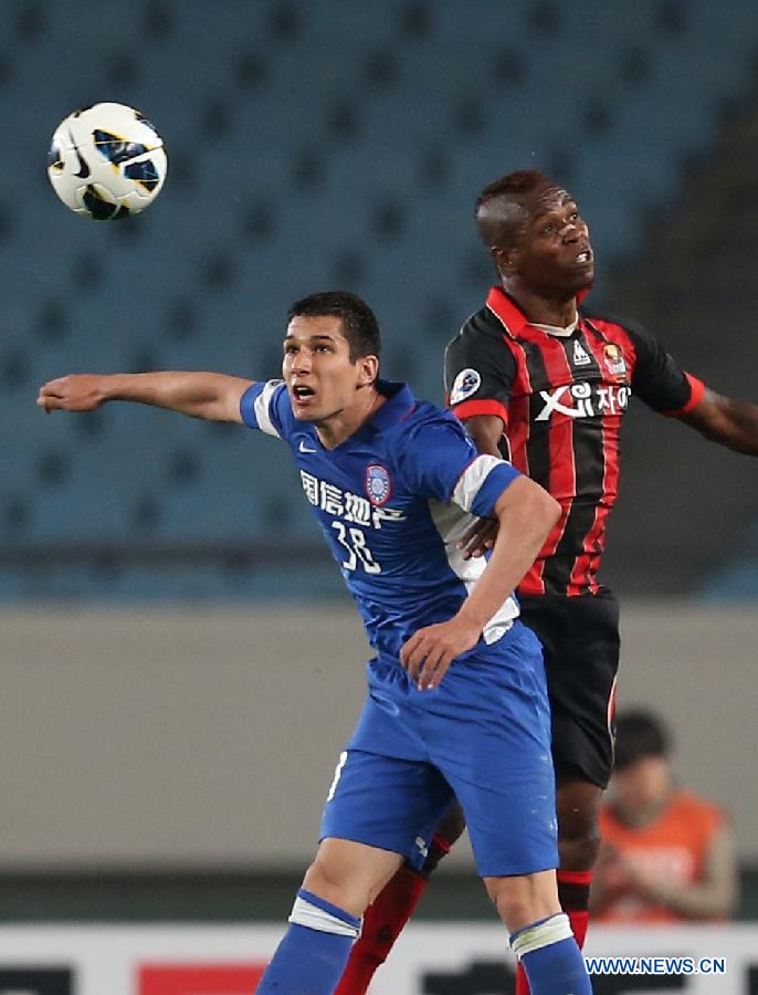 Aleksandar Jevtic (L) of China's Jiangsu Sainty goes for a header during their AFC Champions League 2013 group E match against South Korea's FC Seoul in Nanjing, east China's Jiangsu Province, on April 24, 2013.(Xinhua/Yang Lei)