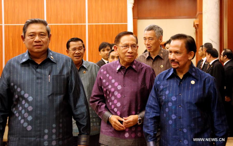 Leaders from the Association of Southeast Asian Nations (ASEAN) enter the meeting hall for the 22nd ASEAN Summit in Bandar Seri Begawan, Brunei, April 24, 2013. The 22nd ASEAN Summit opened here Wednesday evening under the theme "Our People, Our Future Together". (Xinhua/Li Peng)  