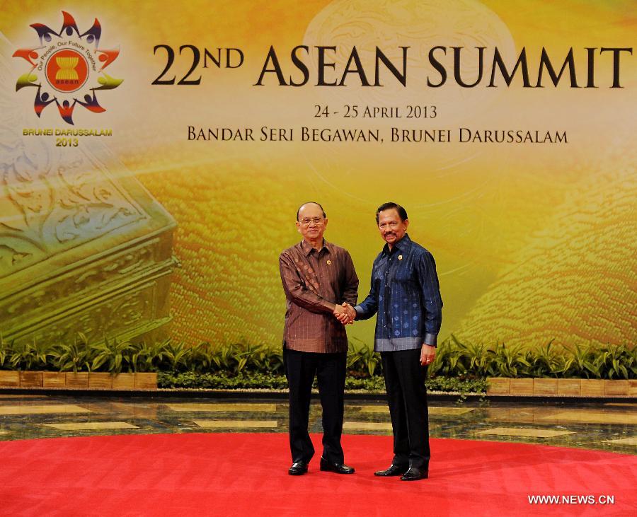 Sultan of Brunei Darussalam Hassanal (R) shakes hands with Myanmar President U Thein Sein in Bandar Seri Begawan, Brunei, April 24, 2013. The 22nd Association of Southeast Asian Nations (ASEAN) Summit opened here Wednesday evening under the theme "Our People, Our Future Together". (Xinhua/He Jingjia) 