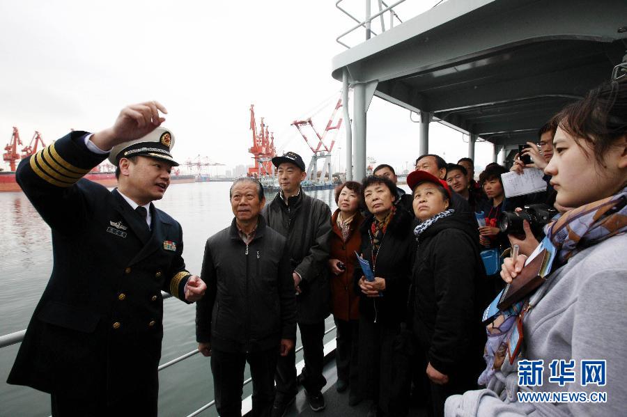 People visit the Qingdao guided missile destroyer at a naval port in Qingdao, Shandong province, April 23, 2013. (Xinhua/Wang Qinghou) (Chinanews.com/ Xu Chongde)