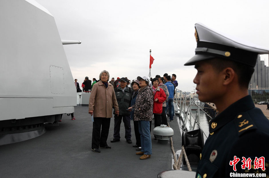 People visit the Qingdao guided missile destroyer at a naval port in Qingdao, Shandong province, April 23, 2013. (Xinhua/Wang Qinghou) (Chinanews.com/ Xu Chongde)