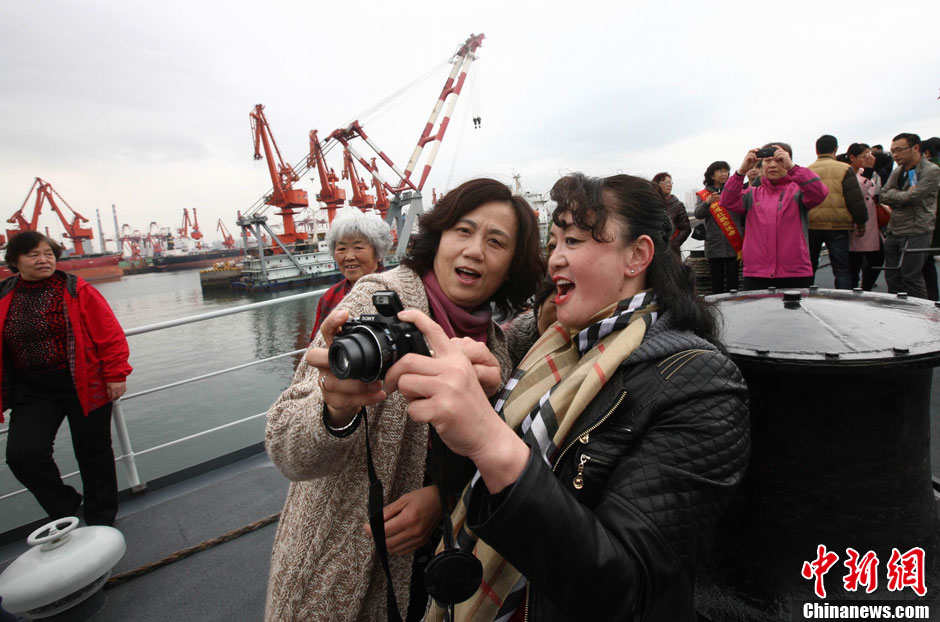 People visit the Qingdao guided missile destroyer at a naval port in Qingdao, Shandong province, April 23, 2013. (Xinhua/Wang Qinghou) (Chinanews.com/ Xu Chongde)