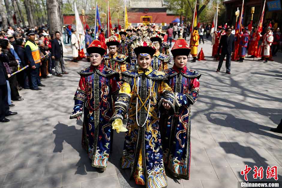 The sacrificial rite dedicated to the Goddess of Silkworm is held in Beihai Park in Beijing. It's the highest state sacrificial rite held by queens in Qing dynasty. The persons who offer and receive sacrifices were all female, which was rare in the feudal society. (ecns.cn)