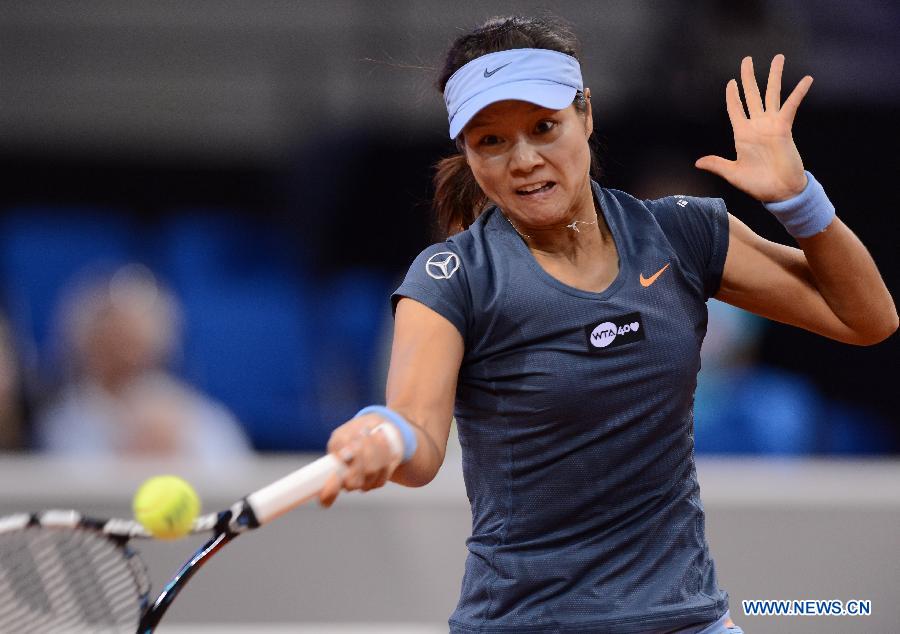 Li Na of China returns a shot during her second round match of Porsche Tennis Grand Prix against Mirjana Lucic-Baroni of Croatia in Stuttgart, Germany, on April 24, 2013. Li Na won 2-0.(Xinhua/Ma Ning)