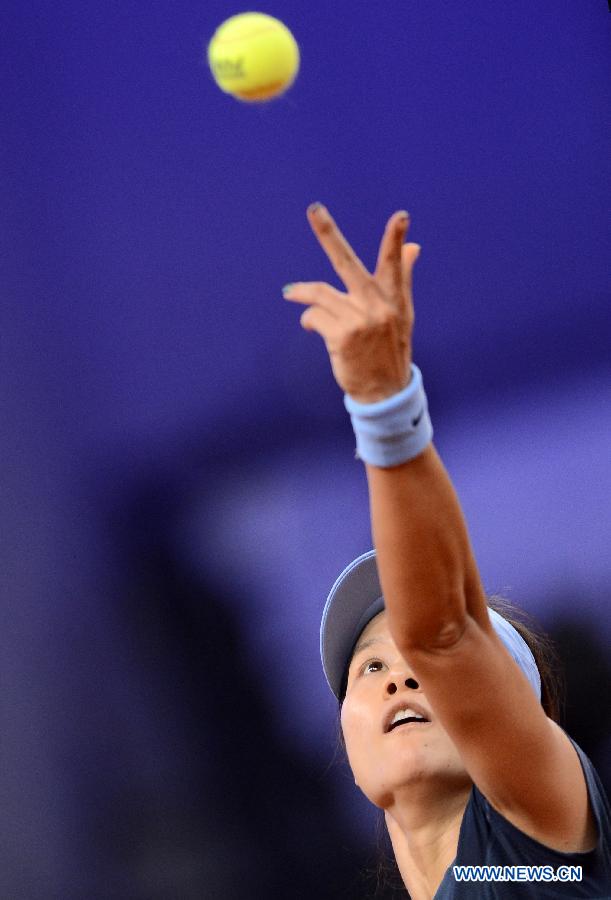 Li Na of China returns a shot during her second round match of Porsche Tennis Grand Prix against Mirjana Lucic-Baroni of Croatia in Stuttgart, Germany, on April 24, 2013. Li Na won 2-0.(Xinhua/Ma Ning)