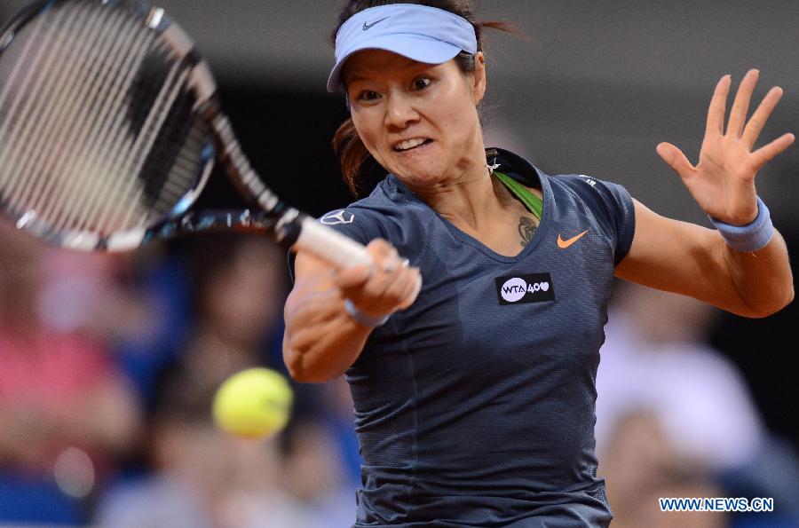 Li Na of China returns a shot during her second round match of Porsche Tennis Grand Prix against Mirjana Lucic-Baroni of Croatia in Stuttgart, Germany, on April 24, 2013. Li Na won 2-0.(Xinhua/Ma Ning)