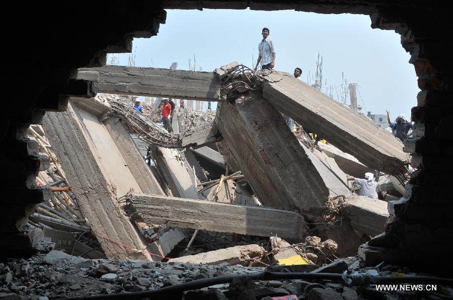 Rescuers work at the collapsed Rana Plaza building in Dhaka, Bangladesh, April 25, 2013. Rescue workers continued their struggle Thursday to reach many more who are feared trapped in the rubble one day after a building collapse in Savar on the outskirts of Bangladesh's capital Dhaka, with the death toll rising to 195. (Xinhua/Shariful Islam) 