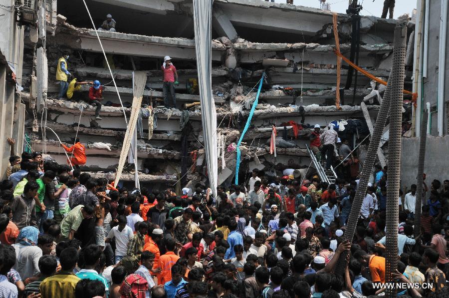 Rescuers work at the collapsed Rana Plaza building in Dhaka, Bangladesh, April 25, 2013. Rescue workers continued their struggle Thursday to reach many more who are feared trapped in the rubble one day after a building collapse in Savar on the outskirts of Bangladesh's capital Dhaka, with the death toll rising to 195. (Xinhua/Shariful Islam)