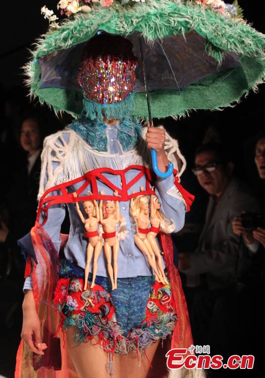 A model presents a creation during the first China Graduate Fashion Week in Beijing, capital of China, April 24, 2013. 610-odd graduate students of fashion from 22 colleges will present their designs during the five-day event. (CNS/Qian Xingqiang)