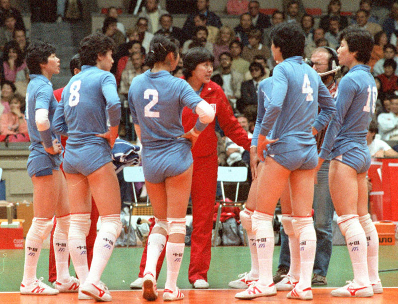 Zhang Rongfang (in red) coaches team China during the 10th Women's Volleyball Championships in September of 1986. Zhang, from Sichuan province, coached the women's team from 1986. [Photo/Xinhua]